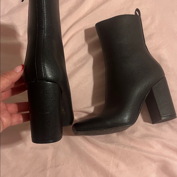 Sleek Black Heeled Boots - Picture 4 of 5